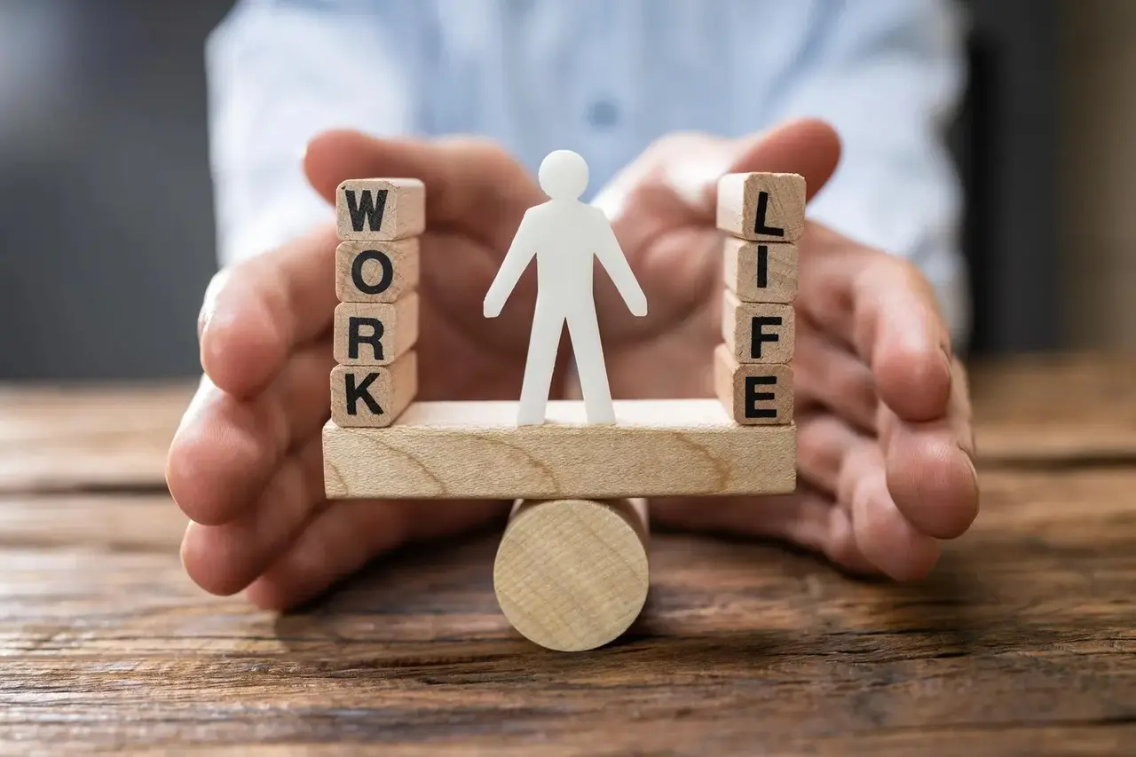 Equilíbrio entre trabalho e vida pessoal representando o cuidado com o burnout