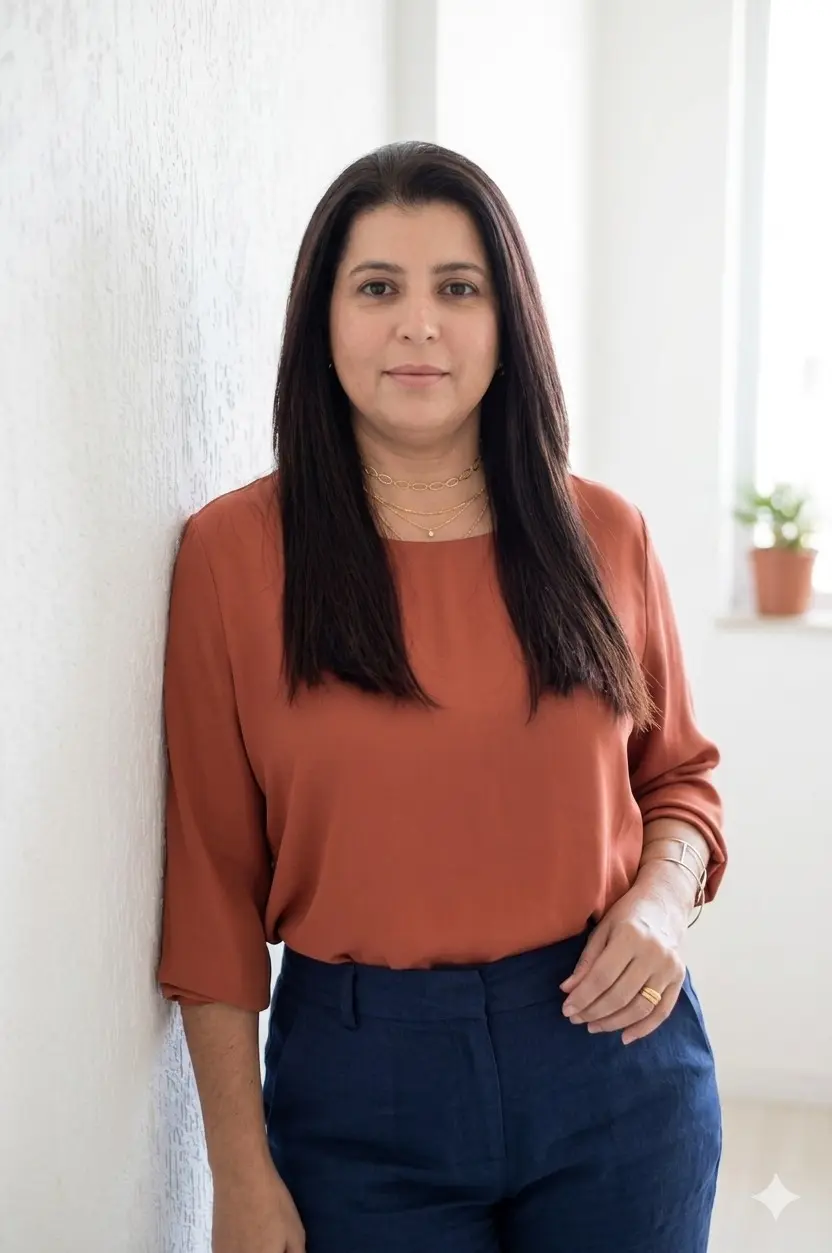 Psicóloga Luciana Teodoro usando blusa em tom vermelho