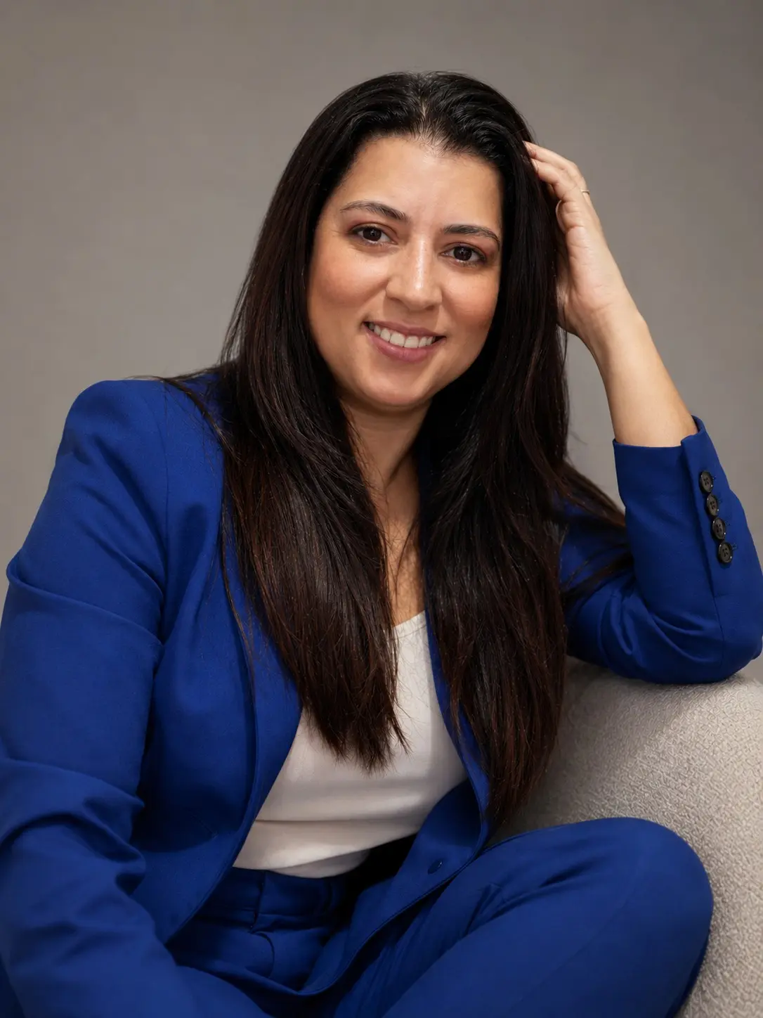 Luciana Teodoro usando roupa azul, psicóloga clínica